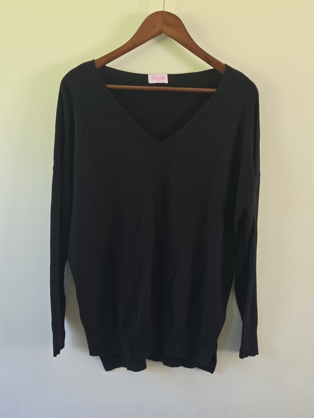 Pink Lily Women's Black V-Neck Sweater Size Medium